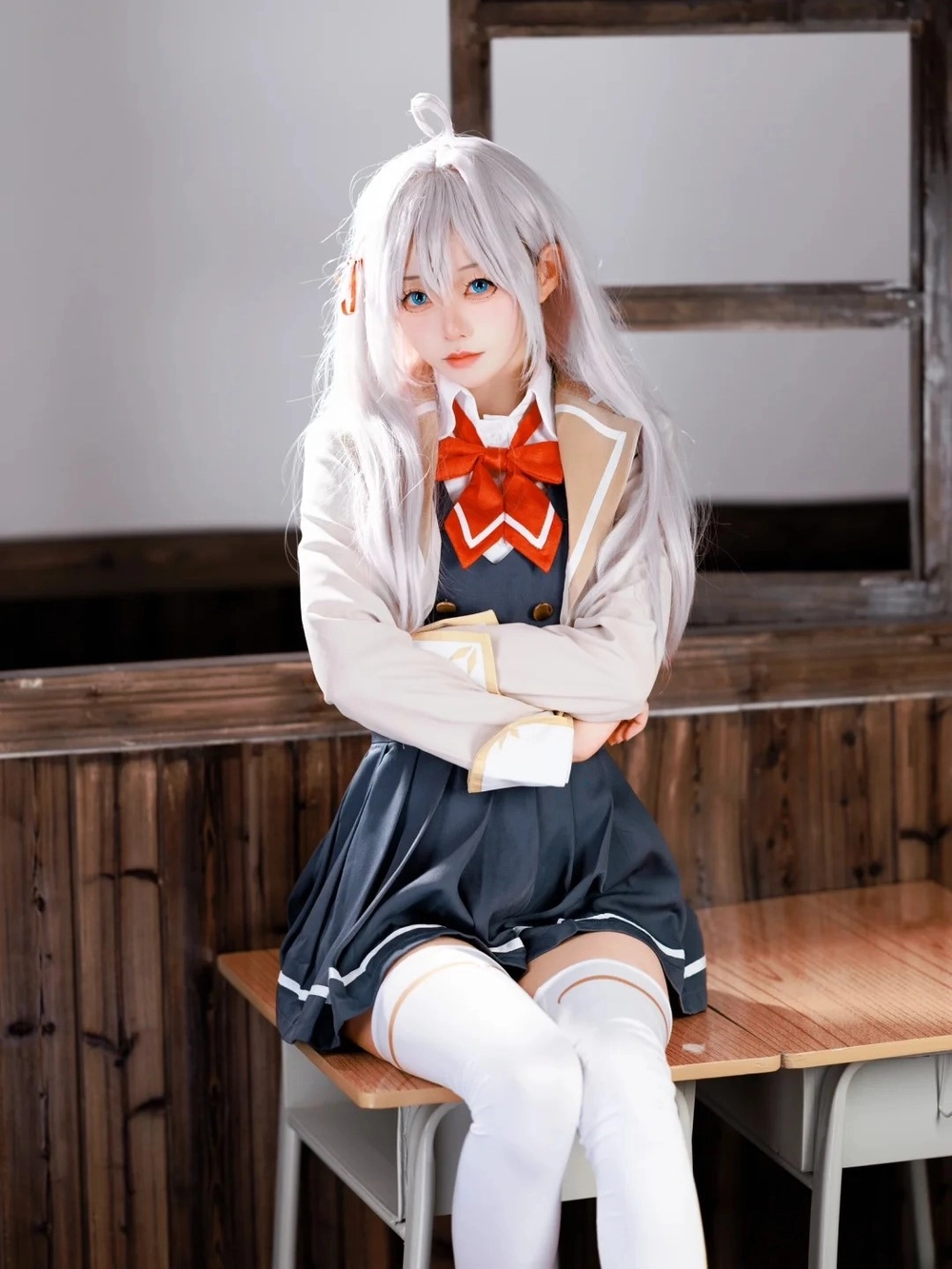 Ảnh Cosplay Arya – Nữ Sinh Bạch Kim Thanh Lịch & Bí Ẩn