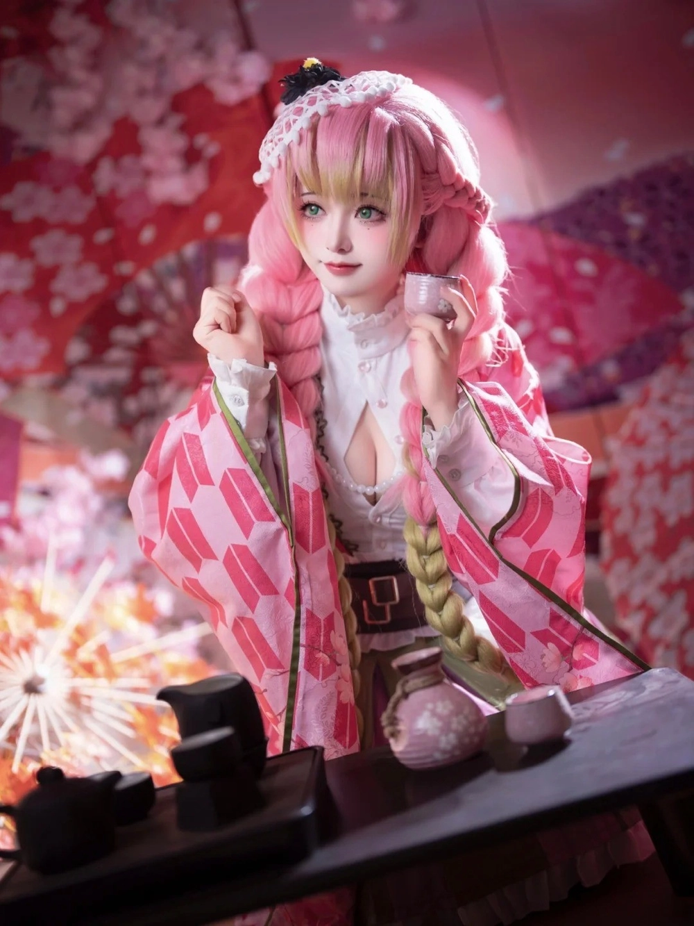 Ảnh Mitsuri Cosplay – Trụ Cột Tình Yêu Đáng Yêu & Quyến Rũ